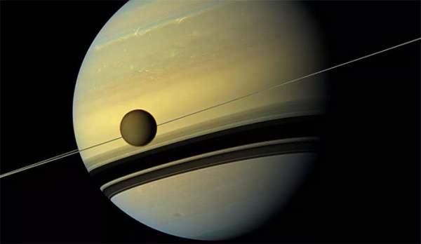 NASA công bố một hóa phân tử "lạ" trong tầng khí quyển của vệ tinh Titan 1
