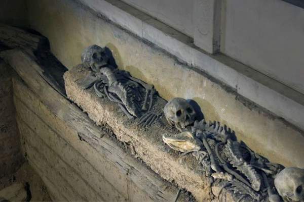 Lăng mộ chôn 4 bộ hài cốt trẻ em dưới 4 góc tiết lộ hủ tục mai táng tàn ác, bất nhân 2