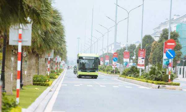 Review siêu chân thật tuyến xe buýt điện đầu tiên tại Hà Nội 13
