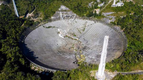 Khoảnh khắc kính viễn vọng lớn thứ 2 thế giới đổ sập