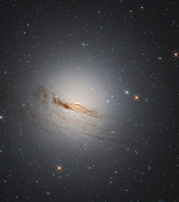 NASA công bố hình ảnh ngoạn mục về khoảnh khắc hấp hối của thiên hà