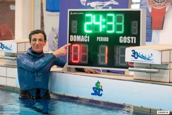 Người đàn ông nhịn thở dưới nước trong 24 phút 33 giây, tự phá kỷ lục bản thân và lập kỷ lục mới 1