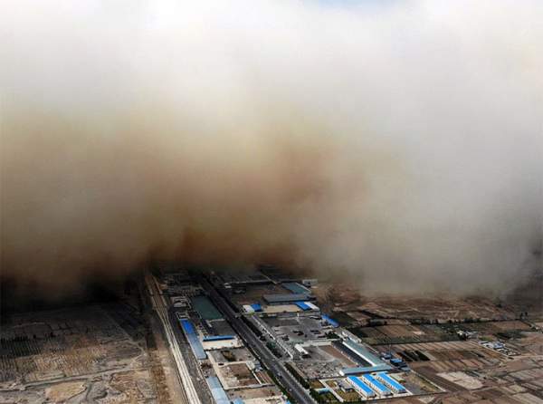 Bão cát "nuốt chửng" thị trấn ở Trung Quốc 5