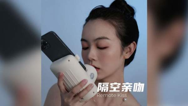 Dân mạng Trung Quốc xôn xao vì thiết bị hôn môi xa 3