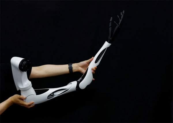 Nhật Bản phát triển robot nhiều tay có thể đeo trên lưng 3