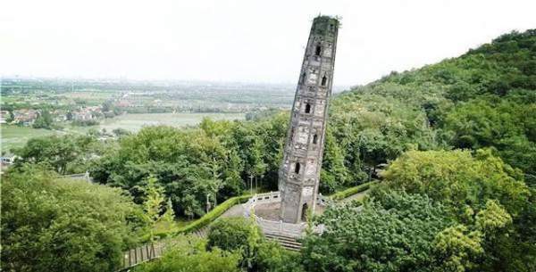 Tòa tháp "nghiêng vẹo" 7 độ, chân tháp bị phá hủy, nhưng tồn tại 1.000 năm 4