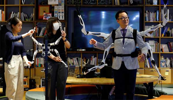 Nhật Bản phát triển robot nhiều tay có thể đeo trên lưng 2
