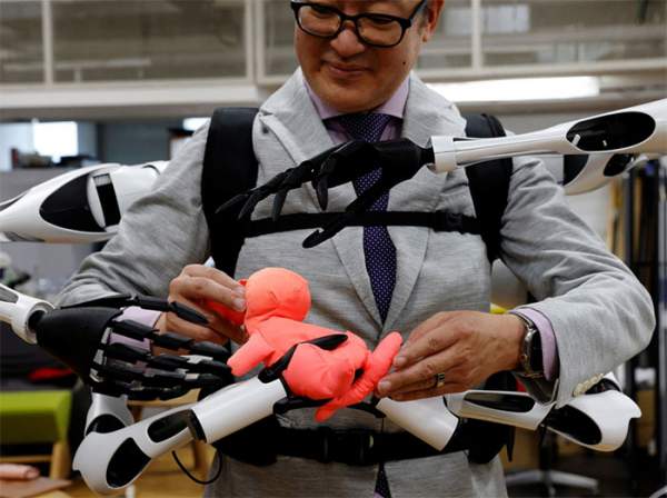 Nhật Bản phát triển robot nhiều tay có thể đeo trên lưng 4
