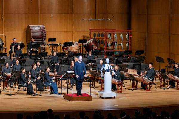 Xem robot chỉ huy dàn nhạc giao hưởng tại Hàn Quốc 2