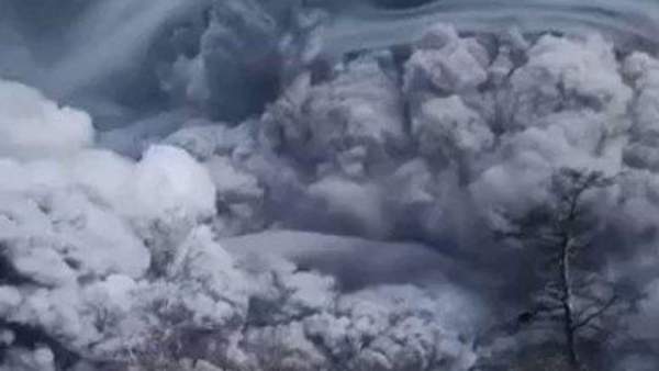 Núi lửa phun trào ở Nga, tro bụi dày tới 20km