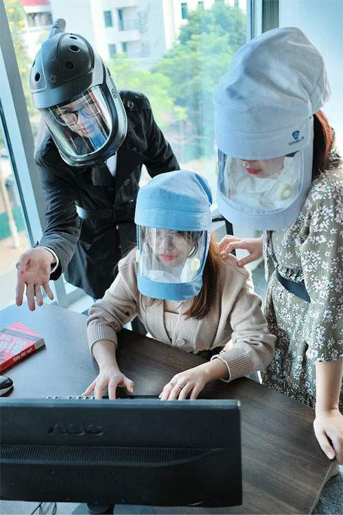 3 học sinh Việt Nam sáng chế mũ cách ly di động cực xịn, nhận luôn giải thưởng danh giá thế giới 3