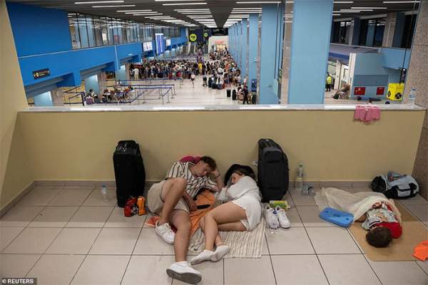 Ác mộng ngày hè tại Hy Lạp: Hàng nghìn người nằm vạ vật khắp nơi, chờ được giải cứu khỏi thảm họa 7