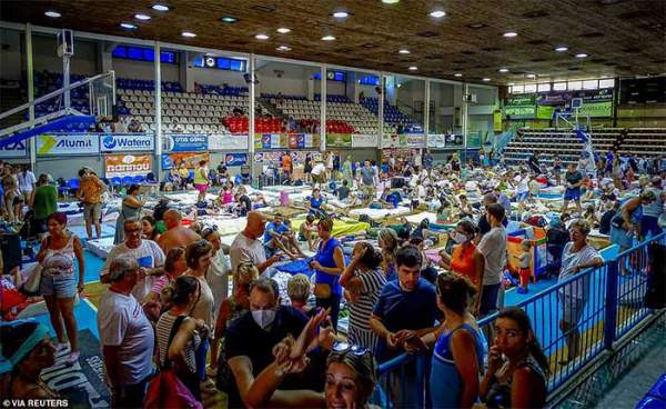 Ác mộng ngày hè tại Hy Lạp: Hàng nghìn người nằm vạ vật khắp nơi, chờ được giải cứu khỏi thảm họa 3
