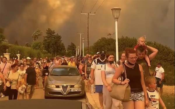 Ác mộng ngày hè tại Hy Lạp: Hàng nghìn người nằm vạ vật khắp nơi, chờ được giải cứu khỏi thảm họa 2