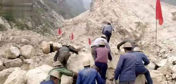 Công nhân phá núi xây hầm phát hiện một hố đen lạ, chuyên gia mất 3 tháng đào bới tìm ra “kho báu” 1
