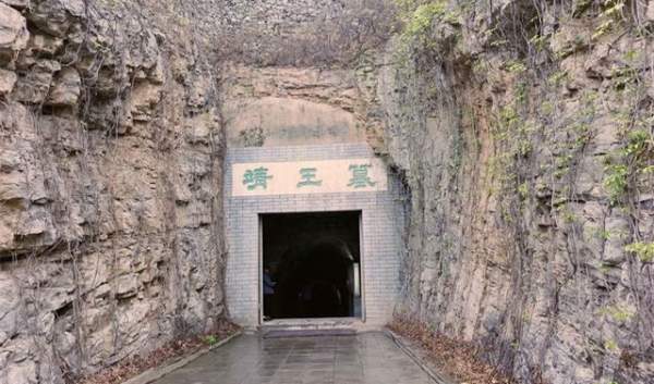 Công nhân phá núi xây hầm phát hiện một hố đen lạ, chuyên gia mất 3 tháng đào bới tìm ra “kho báu” 2
