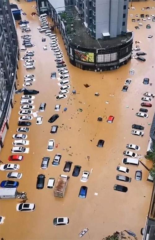 Hàng loạt ô tô chìm trong biển nước, đường biến thành sông sau trận mưa lũ lớn ở Trung Quốc 3