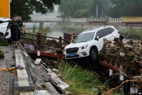 Hàng loạt ô tô chìm trong biển nước, đường biến thành sông sau trận mưa lũ lớn ở Trung Quốc 2