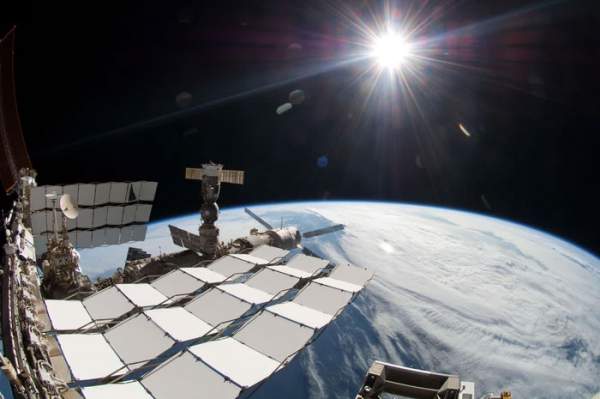 Các phi hành gia trên trạm vũ trụ có thể chứng kiến ​​Mặt trời mọc và lặn bao nhiêu lần mỗi ngày? 3