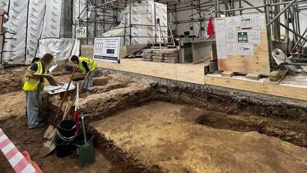 Khai quật hầm mộ bí ẩn trong nhà thờ thời Trung Cổ ở Anh 1