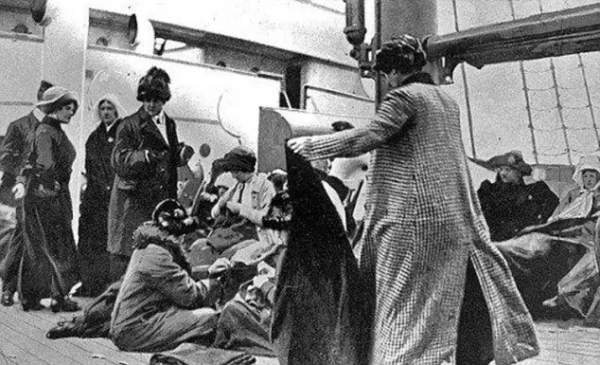 Chuyện buồn của người đàn ông sống sót qua thảm kịch Titanic: Bị cả nước lên án, qua đời trong tủi nhục 2
