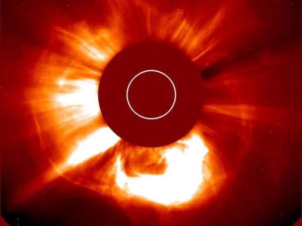 Bão Mặt trời chỉ xảy ra một lần trong thế kỷ sắp "cập bến" Trái đất? 2