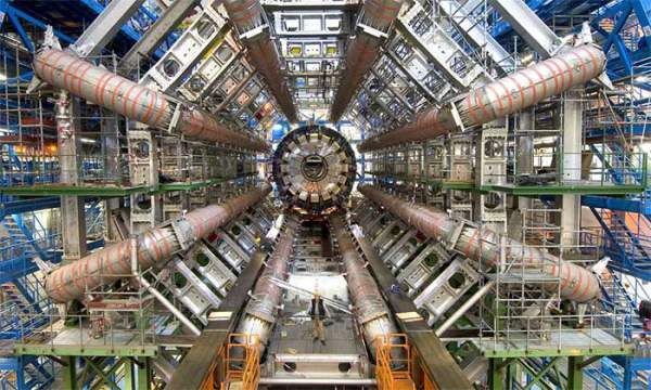 Máy gia tốc hạt lớn của châu Âu có thể tạo ra lỗ đen không? 2