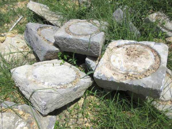 Phát hiện gạch cổ quý hiếm hơn 600 năm trong ngôi đền Vua Hồ 5