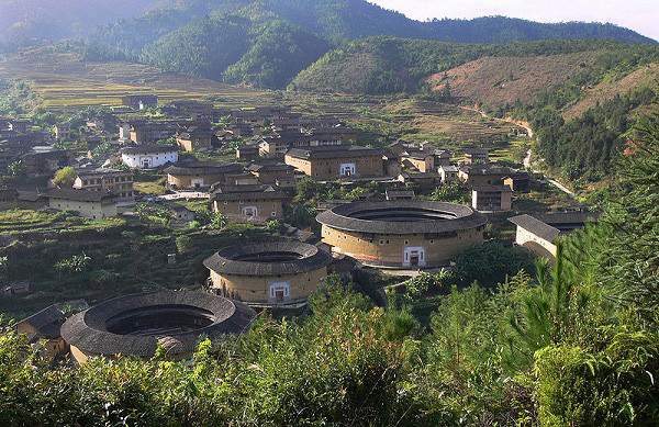 Những "vương quốc nhỏ" trong lâu đài đất ở Trung Quốc 9