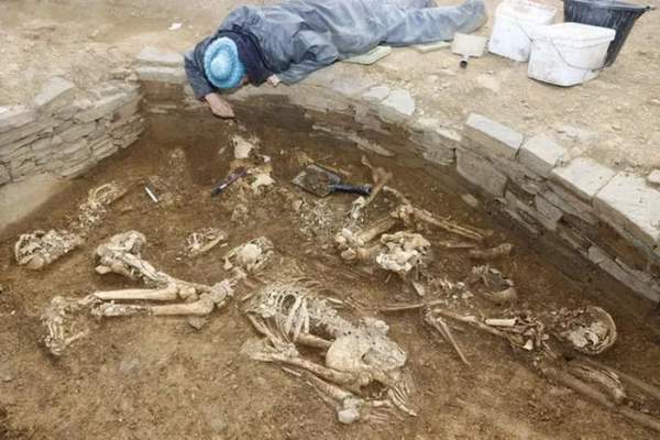 Phát hiện xương người tiền sử trong ngôi mộ 5.000 năm tuổi ở Scotland 2