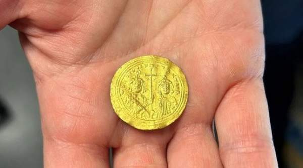 Khai quật được đồng tiền vàng hơn 1.000 năm tuổi có khắc hình khuôn mặt Chúa Giêsu 2