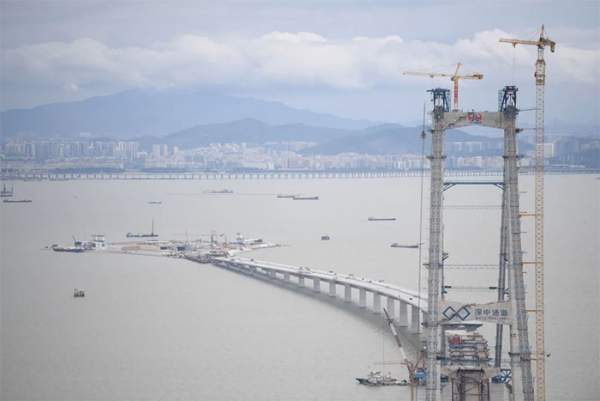 Siêu dự án cầu xuyên biển 6,7 tỷ USD lập kỷ lục thế giới lát nhựa chỉ trong 1 ngày của Trung Quốc 2