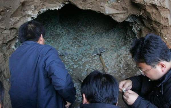 Đào móng ở công trường, công nhân phát hiện hơn 2.000kg vật thể "xâu thành chuỗi" màu xanh lục 3