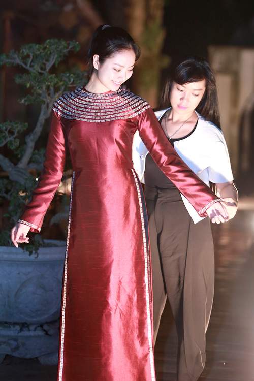 Hoa hậu Ngọc Anh duyên dáng với áo dài khảm trai