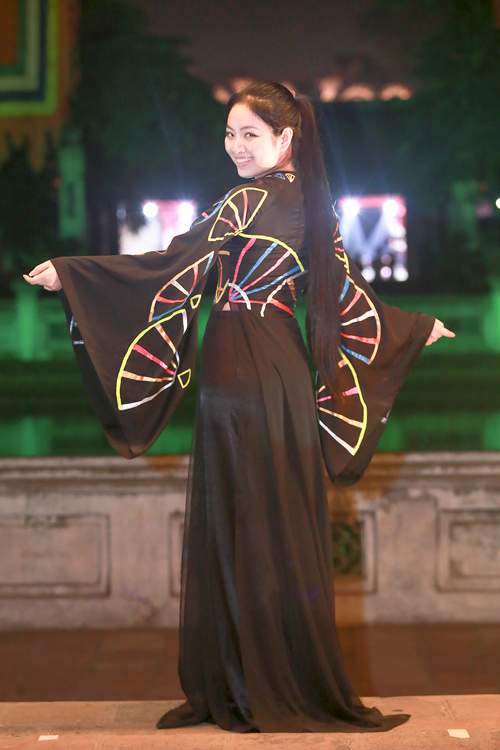 Hoa hậu Ngọc Anh duyên dáng với áo dài khảm trai 6