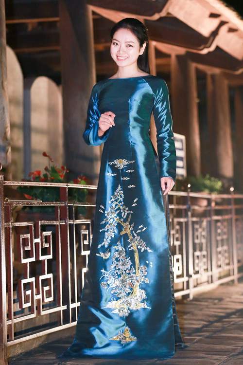 Hoa hậu Ngọc Anh duyên dáng với áo dài khảm trai 3