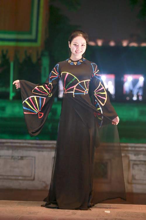 Hoa hậu Ngọc Anh duyên dáng với áo dài khảm trai 5