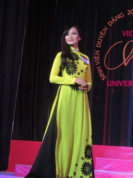 Nữ sinh viên duyên dáng với áo dài Việt Nam 5