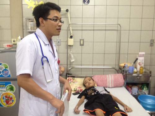Cứu sống bé trai mắc bệnh có một không hai tại Việt Nam
