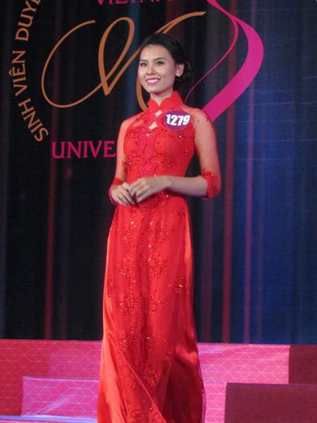 Nữ sinh viên duyên dáng với áo dài Việt Nam 6