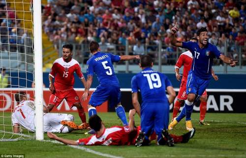 Italia giành 3 điểm nhọc nhằn để bảo toàn ngôi đầu bảng