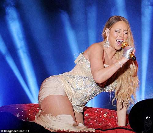 Mariah Carey hớ hênh trên sân khấu Trung Quốc 4