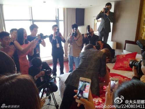 Chae Rim được chồng quỳ gối đi giày trong đám cưới 4