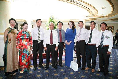 Hoa hậu Kim Hồng duyên dáng trong ngày doanh nhân 8