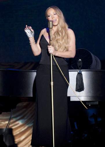Mariah Carey hớ hênh vì trình diễn quá máu lửa 7