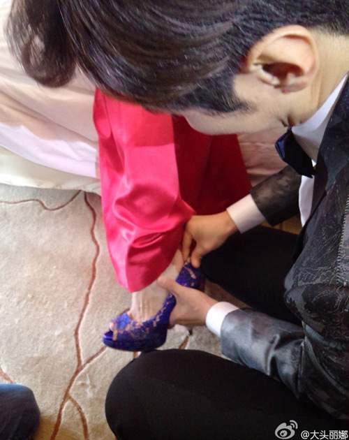 Chae Rim được chồng quỳ gối đi giày trong đám cưới 6