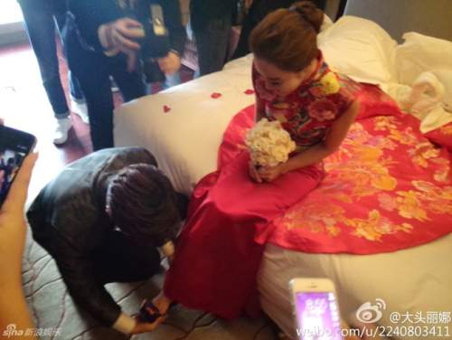 Chae Rim được chồng quỳ gối đi giày trong đám cưới 5