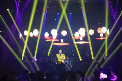 Cao Thái Sơn được fan nữ ôm hôn trên sân khấu 6