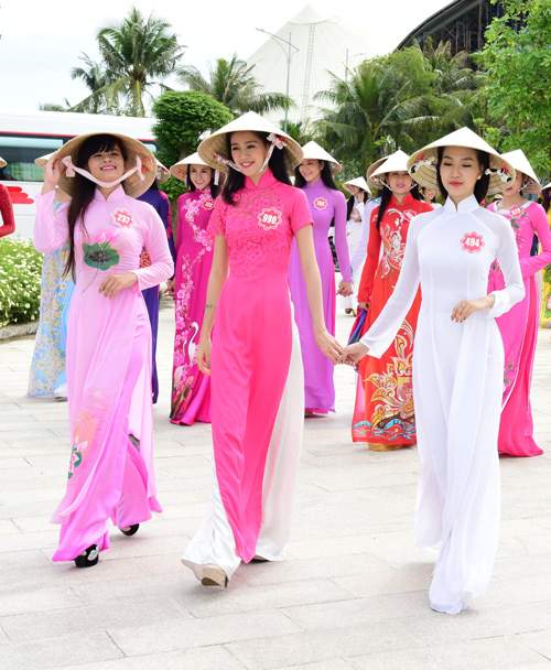 Thí sinh Hoa hậu VN mỹ miều khoe sắc với áo dài 3