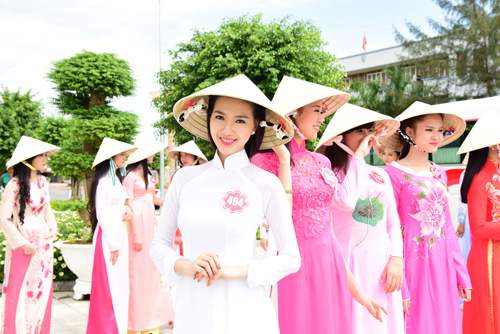 Thí sinh Hoa hậu VN mỹ miều khoe sắc với áo dài 4